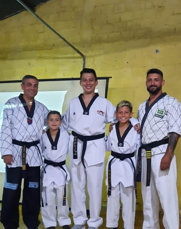 Mestres e alunos no treino de taekwondo
