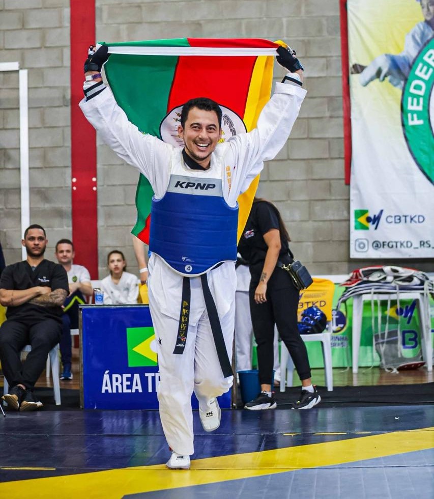 Professores em aula de taekwondo
